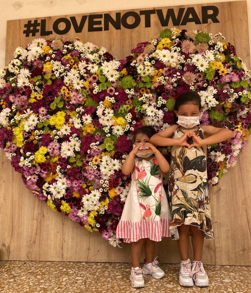#LoveNotWar: flower hearts project around the world #LoveNotWar: flower hearts project around the world